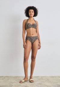 Bikini-set med leopardmønster, med halterneck topp og høy midje-bunn, laget av mykt stoff med detaljer i gullfarge.