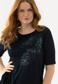 Ulla Popken PAILLETTEN-BLATT U-BOOT-AUSSCHNITT HALBARM - Triko s potiskem - navy blue