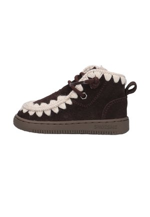 Donkerbruine suède kinderschoen met crèmekleurige gebreide rand, veters aan de voorkant, lus bij de hiel, en "SHOESME" op de bruine rubberen zool.