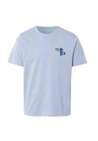 Jasnoniebieska bawełniana koszulka z okrągłym dekoltem, z przodu z grafiką w ciemnoniebieskim kolorze, zawierającą tekst oraz wzór globu. Krótkie rękawy, luźny krój.