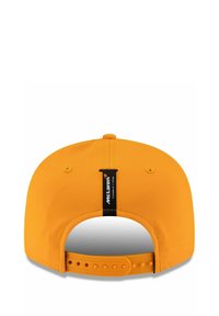 Gelbes Snapback-Cap mit glatter Textur, ausgestattet mit einem schwarzen Stoffetikett mit dem "McLaren"-Logo und einem verstellbaren Riemen auf der Rückseite.