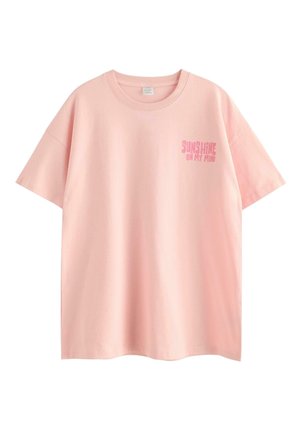 Lyserød kortærmet t-shirt med rund halsudskæring og teksten "SUNSHINE ON MY MIND" i mørkere pink øverst til venstre på brystet.