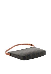 Sac à main rectangulaire marron foncé à motif, forme plate et bandoulière réglable en cuir fauve avec boucle dorée.
