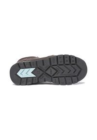 Suela de zapato de goma negra con un patrón de zigzag, que presenta un acento azul claro y texto en relieve para mejorar el agarre y la flexibilidad.