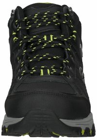 Zapato de senderismo negro con una parte superior sintética texturizada, acentos en verde neón y una suela de goma con buen agarre. Presenta ojales y cordones reforzados.