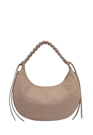 Sac à main en cuir beige clair avec une anse tressée, fermeture éclair et deux pompons décoratifs sur les côtés. Texture lisse, forme en croissant.