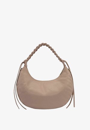 Sac à main en cuir beige clair avec une anse tressée, fermeture éclair et deux pompons décoratifs sur les côtés. Texture lisse, forme en croissant.