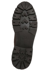 Schwarze Gummiaußensohle mit tiefem Profilmuster und dreieckigen Stollen. Geprägt sind das Markenlogo und Größenangaben in der Nähe der Ferse.