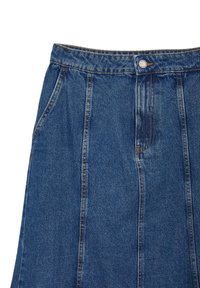 Jupe en denim bleu taille haute avec fermeture à boutons sur le devant, poches latérales et détails de coutures verticales.