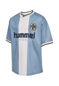 Ljusblå och vit kortärmad tröja med randigt mönster, rundad krage, svarta detaljer och "hummel"-logotyp på framsidan.