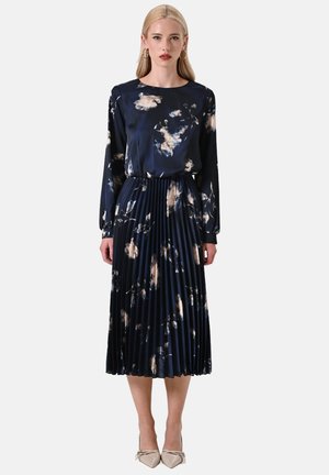 Abito pieghettato blu navy in tessuto morbido con maniche lunghe, stampa floreale in crema e rosa pallido, scollatura rotonda e vita elastica.