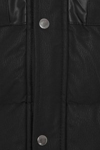 Schwarze synthetische Weste mit strukturiertem Oberflächenmaterial, gepolsterten Bereichen und silbernen Druckknöpfen, ausgestattet mit einem glatten Innenfutter.
