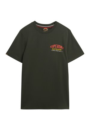 Camiseta de cuello redondo en verde oliva hecha de una tela suave. Presenta un logo "SUPERDRY OUTDOOR" en rojo y amarillo en el pecho. Mangas cortas.