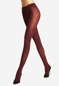 Collant borgogna opachi con una texture liscia ed elastica, caratterizzati da una vita alta e una forma aderente, indossati con scarpe nere con tacco alto.