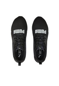 Černé sportovní boty s texturovaným svrškem, síťovinovými panely, plochými tkaničkami a výrazným bílým logem na boku a jazyku.