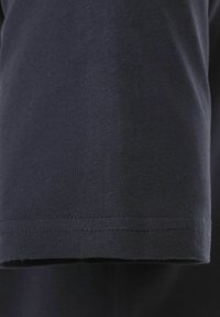 Kortærmet navy bomulds T-shirt med en glat tekstur, nært syning langs kanten og et enkelt, ubrugt design.