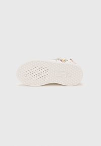 Weiße Sneaker-Sohle mit strukturierter Oberfläche, die ein kreisförmiges Muster zeigt. Logo "Geox" auf der Fersenpartie geprägt. Sauberes, minimalistisches Design.