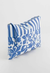 Geantă clutch cu dungi albastre și albe, cu un design floral, având închidere cu fermoar și curea de mână, realizată dintr-un material sintetic texturat.