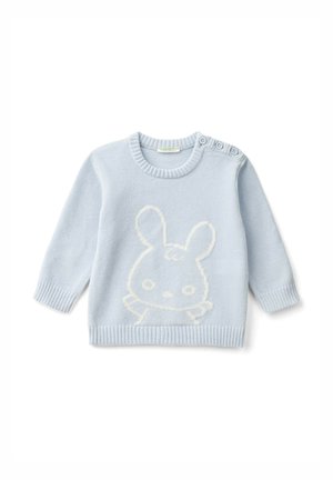 Maglioncino per neonato di colore blu chiaro, lavorato a maglia, con polsini, scollatura e orlo a coste. Presenta un contorno bianco di un coniglio sulla parte anteriore e bottoni su una spalla.