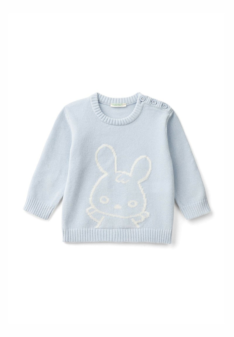 Helles blaues gestricktes Baby-Pullover mit gerippten Bündchen, Halsausschnitt und Saum, der auf der Vorderseite mit einem weißen Umriss eines Hasen und Knöpfen an einer Schulter versehen ist.