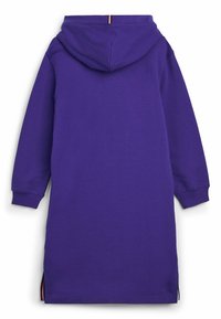 Fialové péřové šaty se stahovací kapucí, dlouhými rukávy, bočními rozparky a červenobílo-modrými proužky na výstřihu. Měkká textilie.