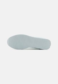 EA7 Emporio Armani LACES UNISEX - Sportcipő - iceflow/silver