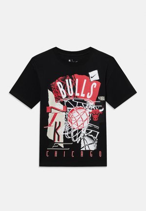 Tricou negru cu grafică de baschet Chicago Bulls în roșu și alb, cerc de baschet și text ce include „Bulls”, „Chicago” și logo-urile NBA și Nike.