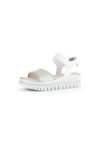 Witte platform sandalen met een muntgroene band, lichtroze accent en verstelbare enkelriem. Geprofileerde witte zool met groeven.