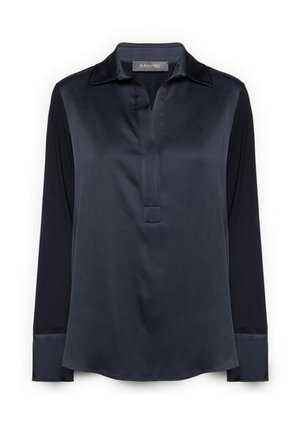 Blusa de seda azul marino con cuello camisero. Cuenta con mangas largas y una tapeta discreta. Textura suave con un ajuste holgado.