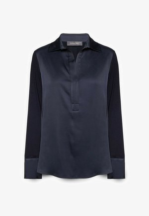 Donkerblauwe zijden blouse met een kraag. Voorzien van lange mouwen en een subtiele knoopsluiting. Gladde textuur met een losse pasvorm.