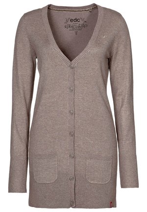 Cardigan à manches longues en tissu tricoté brun clair, design en V, devant à boutons, deux poches avant, poignets et ourlet côtelés, détail du logo de la marque.