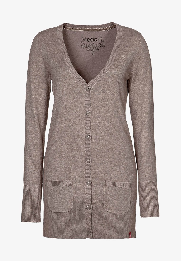 Beżowy kardigan na długi rękaw wykonany z miękkiego materiału, z dekoltem w serek, prążkowanymi mankietami, sześcioma guzikami i dwiema naszywanymi kieszeniami z przodu.