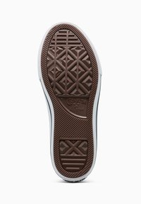 Braune Gummisohle mit Diamant- und horizontalen Rillenmustern, weißem Rand und "Converse All Star" Branding in abgerundeter Form.