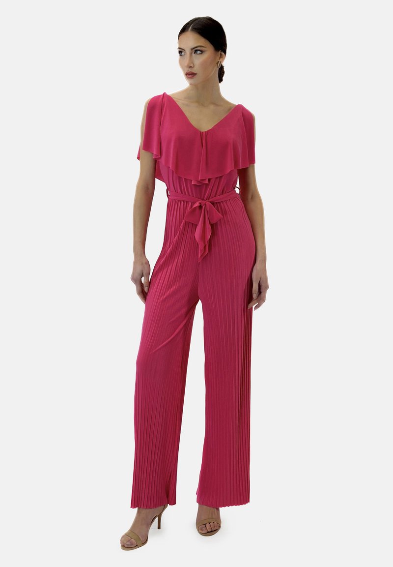 Mono fucsia con mangas acampanadas, cintura ceñida y pierna ancha plisada. Tejido suave y diseño hasta el tobillo.