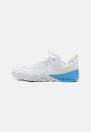 Scarpe sportive bianche con parte superiore in rete, accenti blu chiaro, dettagli verdi, suola testurizzata e tacco rinforzato per la stabilità.