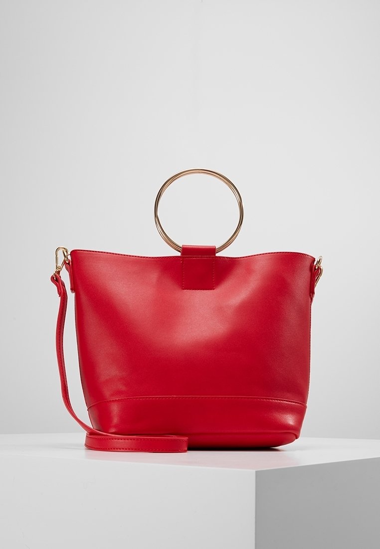 Borsa secchiello in ecopelle rossa con dettaglio hardware rotondo color oro. Dotata di tracolla removibile e superficie liscia.