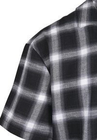 Urban Classics LOOSE CHECKED RESORT SHIRT - Košeľa - black/white