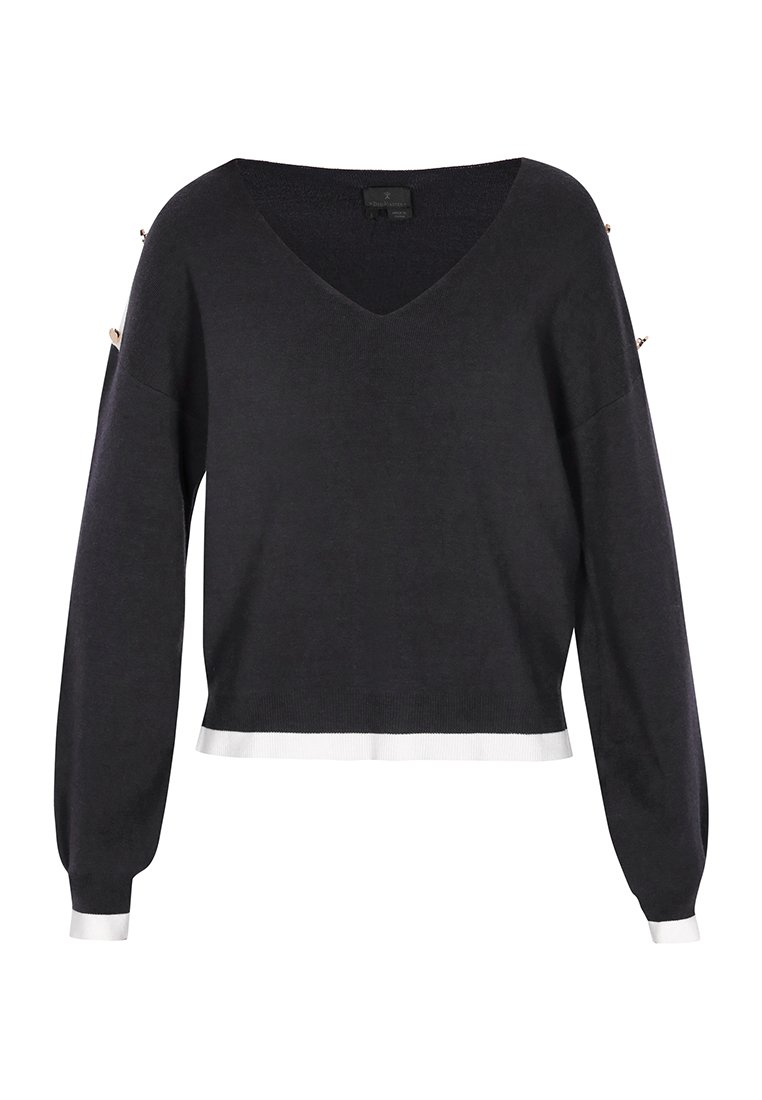 Czarny sweter z długim rękawem w serek, z białym wykończeniem przy mankietach i dolnym brzegu, z złotymi guzikami na górnych rękawach.