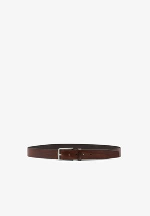 Brunt læderbælte med en sølvfarvet rektangulær spænde, lagt fladt på en hvid baggrund.