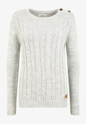 Ljusgrå stickad tröja med kabelmönster, rund halsringning och träknappdetaljer nära axeln. Ribbad ärm- och nedrekant.