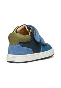 Sneaker per bambini blu e verde con strap in velcro, realizzata in pelle perforata e suede, con suola in gomma bianca e punta tonda.