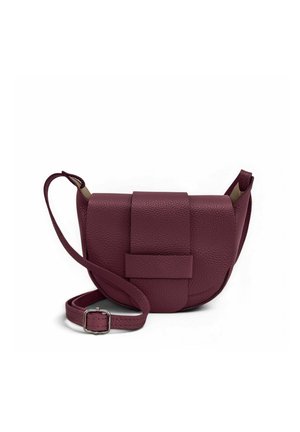 Petit sac bandoulière texturé violet foncé avec large sangle avant et boucle réglable sur une longue bandoulière.