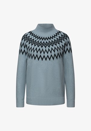 Lyseblå strikket sweater med høj hals, prydet med et sort zigzag-mønster omkring skuldrene og ribbede manchetter og kant.