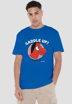 Royalblaues Baumwoll-T-Shirt mit einem Grafikmotiv eines roten Pferdecharakters mit einer schwarzen Mähne und dem Text "SADDLE UP! POKEY."