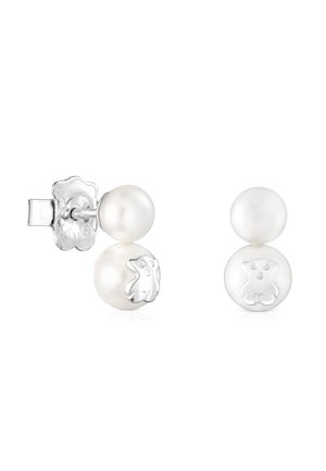 Pendientes de perlas dobles con pequeños diseños de osos de peluche plateados en las perlas inferiores, que cuentan con cierres de mariposa de plata.