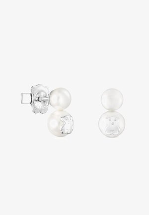 Orecchini a perla doppi con piccole decorazioni a forma di orsetto in argento sulle perle inferiori, dotati di chiusure a farfalla in argento.