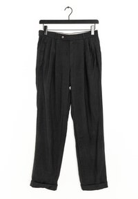 Svarta linnebyxor med avslappnad passform, med veck, sidfickor och uppvikta fållar. Detalj med metallknapp vid midjan.