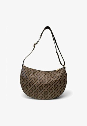 Bolso de hombro marrón en forma de media luna con patrón geométrico negro y correa negra ajustable con cremallera dorada en la parte superior.