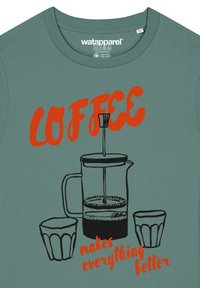 watapparel COFFEE MAKES EVERYTHING BETTER - T-shirt print - green bay