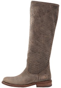 Stivale alto in suede marrone con superficie testurizzata, tacco in legno basso e punta arrotondata, orientato a sinistra, isolato su sfondo bianco.